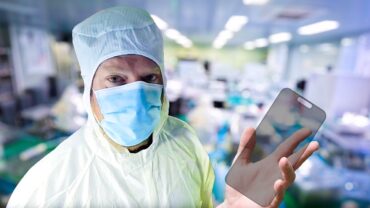 Inside-an-iPhone-Screen-Factory